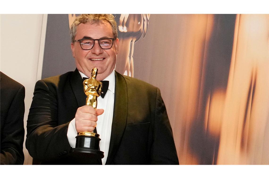 Gerd Nefzer gewinnt dritten Oscar - kommt auf den Kachelofen Gerd Nefzer freut sich im Presseraum der Oscarverleihung über seine erneute Auszeichnung.
