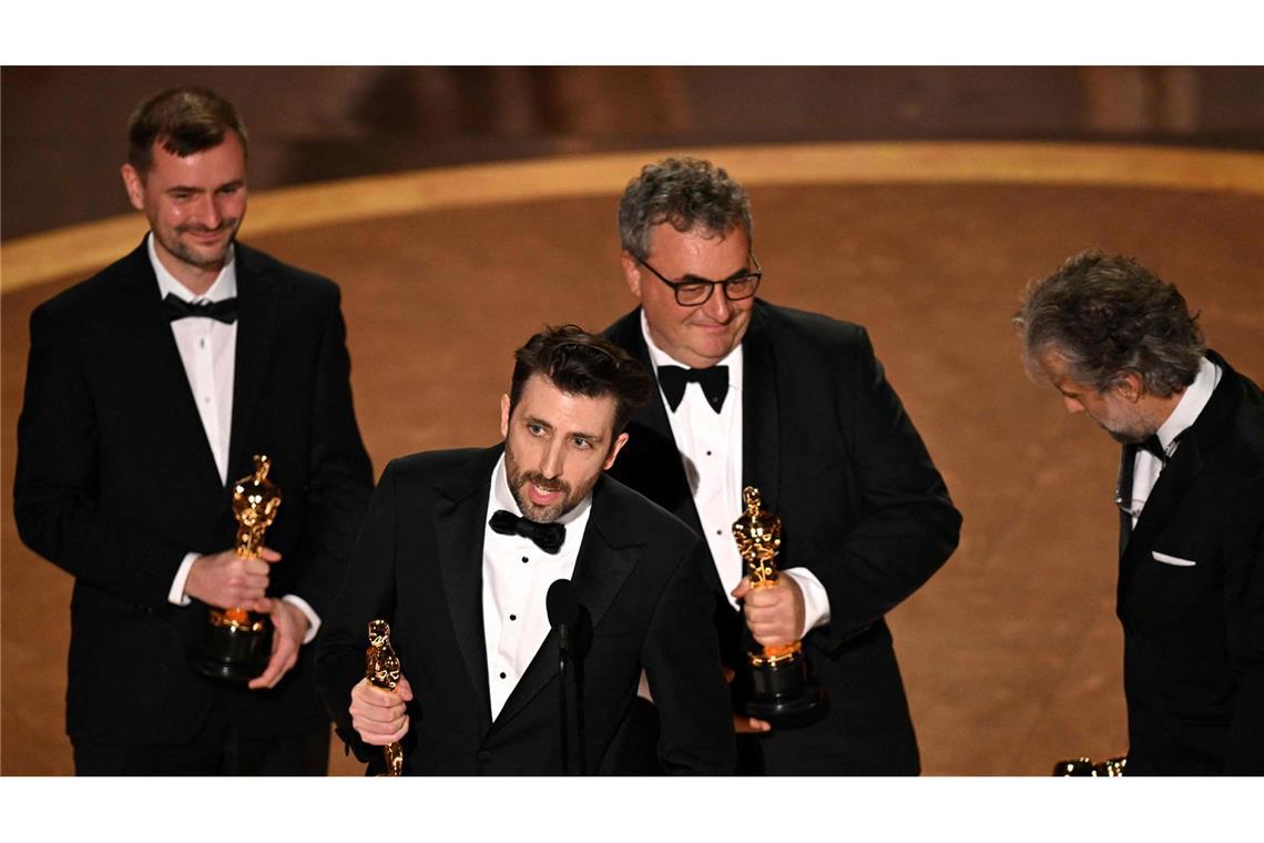 Ein dritter Oscar geht nach Schwäbisch Hall Gerd Nefzer (hinten) mit seinen Kollegen und seinem dritten Oscar.