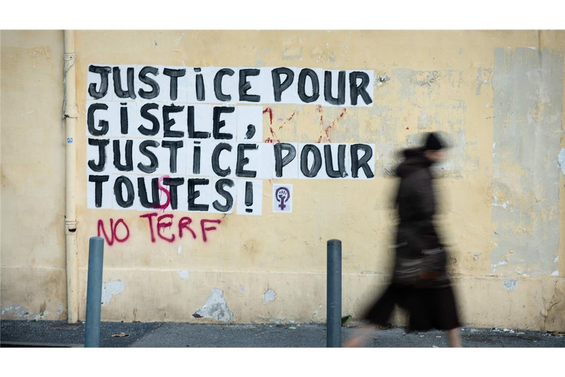 Sexuelle Gewalt muss stärker in den politischen Fokus rücken „Gerechtigkeit für Gisèle – Gerechtigkeit für alle“ haben Unbekannte auf eine Wand in der Nähe des Justizgebäudes von Avignon geschrieben.