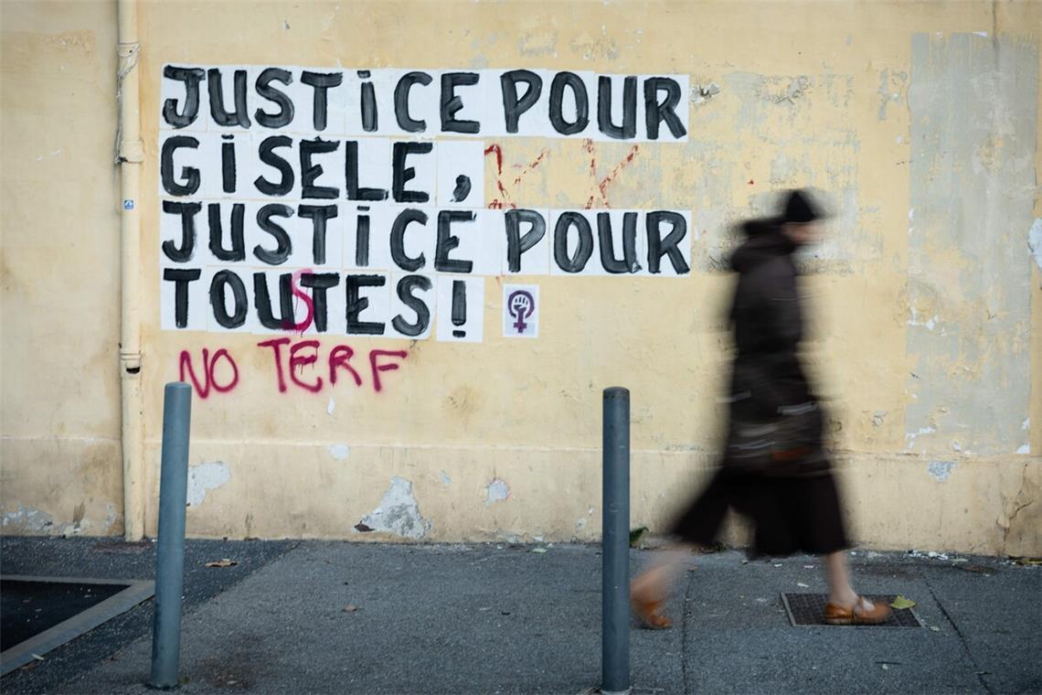 Was Pelicot uns aufträgt „Gerechtigkeit für Gisèle – Gerechtigkeit für alle“ haben Unbekannte auf eine Wand in der Nähe des Justizgebäudes von Avignon geschrieben.