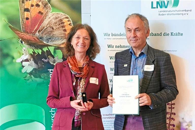 Gerhard Bronner dankte Christine Lorenz-Gräser für ihr besonderes Engagement und überreichte ihr die Ehrennadel. Foto: LNV