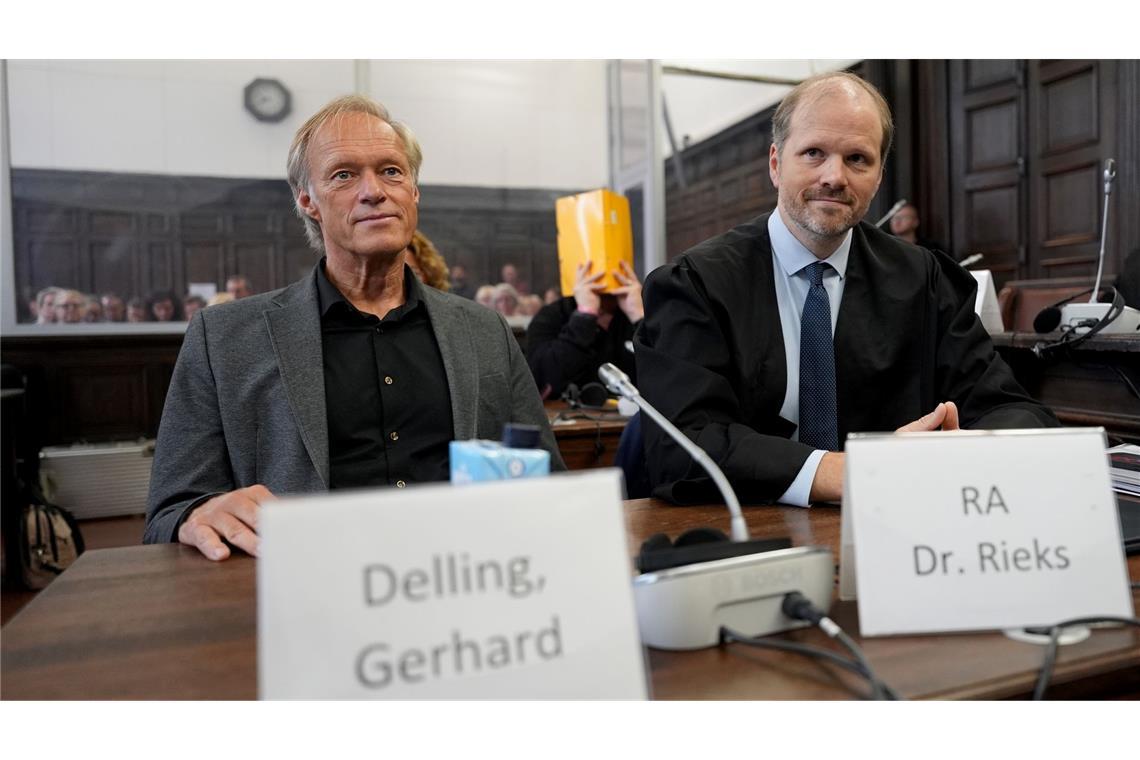 Applaus für Delling im Gericht - "Nie etwas Unrechtes getan" Gerhard Delling erklärte, seiner Lebensgefährtin Christina Block Mut gemacht zu haben, äußert sich aber nicht zu den konkreten Anklagepunkten.