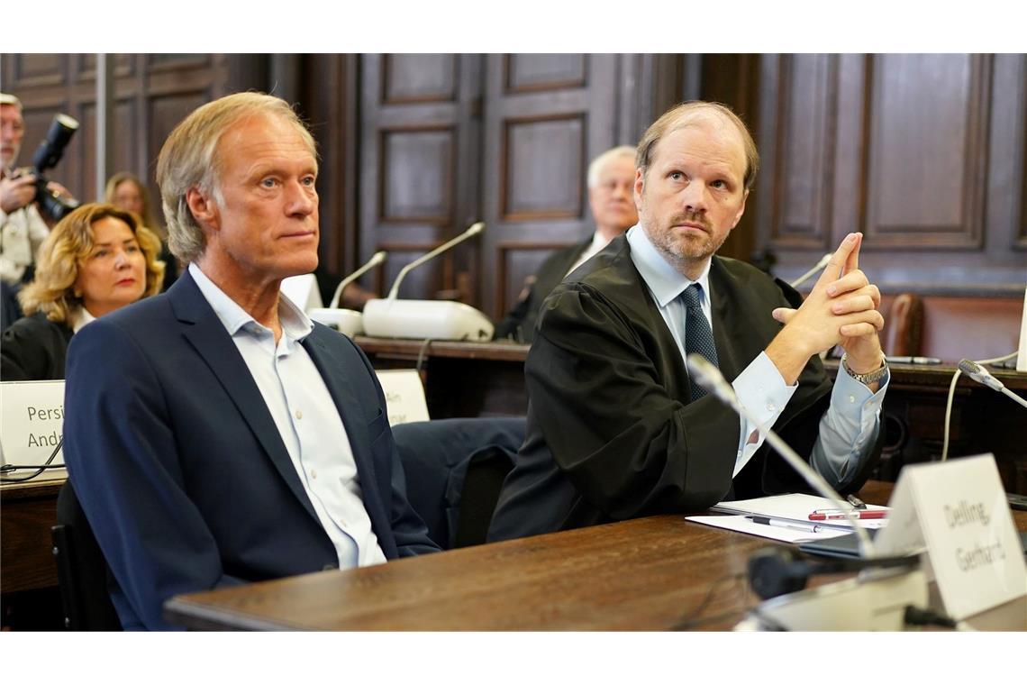Promi-Prozess um Entführung der Block-Kinder Gerhard Delling, gekleidet im dunklen Anzug ohne Krawatte, setzte sich gleich nach Betreten des Gerichtssaals neben seinen Anwalt.