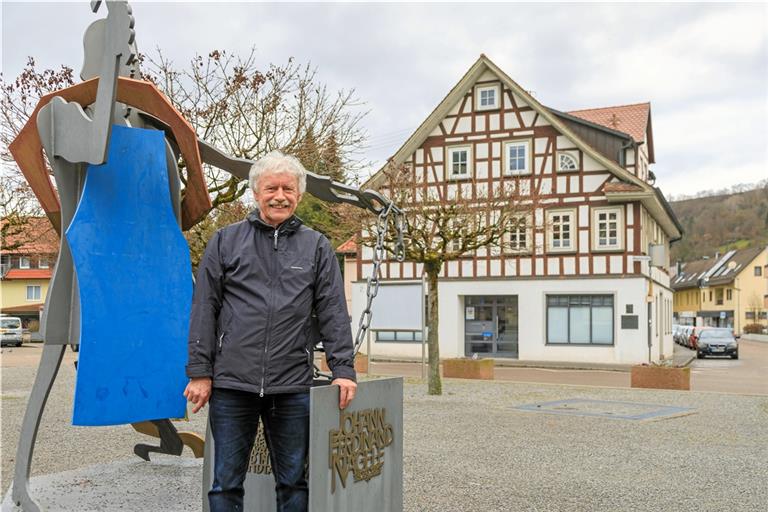 Gerhard Fritz am Denkmal von Johann Ferdinand Nägele in Murrhardt. Die Stadt hat auch den Platz nach ihrem Ehrenbürger benannt. Die Metallskulptur wurde vom direkten Nachfahren, Thomas F. Naegele, entworfen. Hinten ist Nägeles Geburtshaus zu sehen. Foto: Stefan Bossow