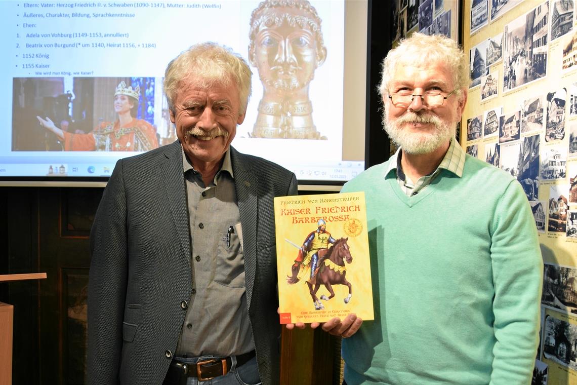 Barbarossa als Gemeinschaftsprojekt Gerhard Fritz (links) und Heinz Renz mit ihrem Werk. Renz begleitet Barbarossa in den Szenen durch seine Lebensstationen, lässt aber auch mal Randfiguren erzählen. Foto: Elisabeth Klaper