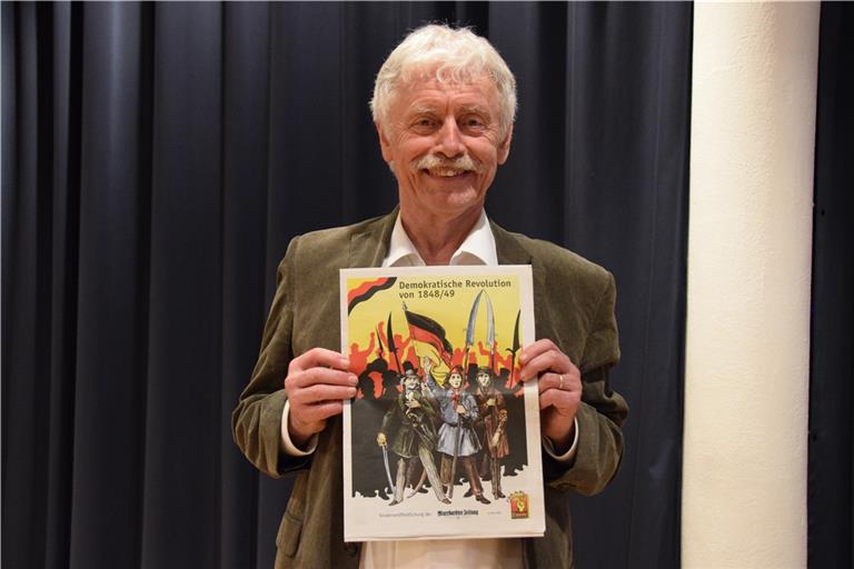 Gerhard Fritz mit der Beilage der Murrhardter Zeitung von 1998. Foto: Elisabeth Klaper