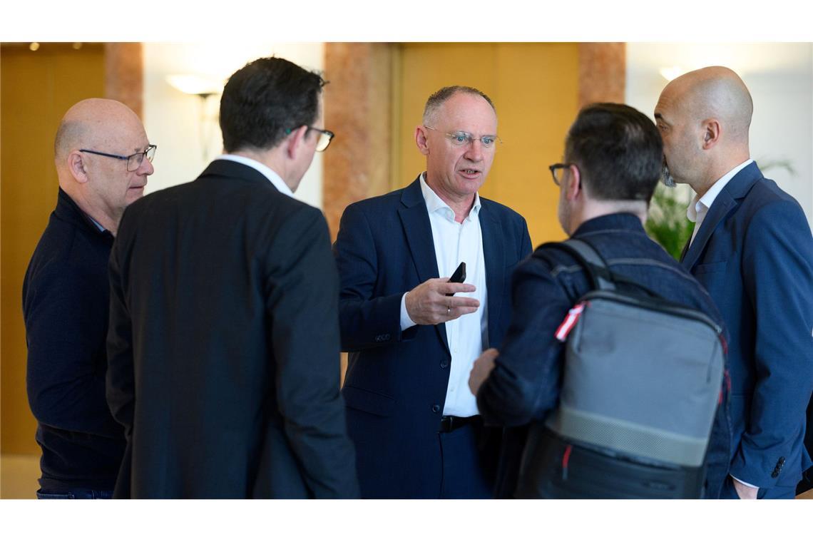 Faeser bricht Reise nach Damaskus wegen Terrorwarnung ab Gerhard Karner (ÖVP), Innenminister von Österreich, unterhält sich im Hotel in Amman mit Delegationsteilnehmern. Er wollte ursprünglich gemeinsam mit der geschäftsführenden Bundesinnenministerin, Nancy Faeser (SPD), nach Damaskus reisen - auch um ein Signal an syrische Flüchtlinge in Österreich zu senden.