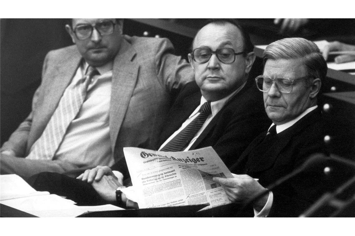 Gerhart Baum, das linksliberale Gewissen der FDP Gerhart Baum (links) mit Hans-Dietrich Genscher und Helmut Schmidt auf der Regierungsbank in Bonn. (Archivbild)
