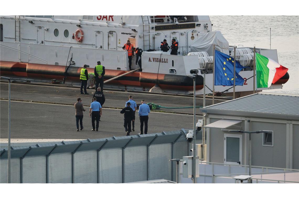 Italien zieht Personal aus Flüchtlingslagern in Albanien ab Gerichte hoben zweimal hintereinander die Inhaftierung von Migranten in den albanischen Lagern auf, nachdem sie zuvor von den Behörden auf dem Weg nach Europa im Mittelmeer gestoppt worden waren. (Archivbild)