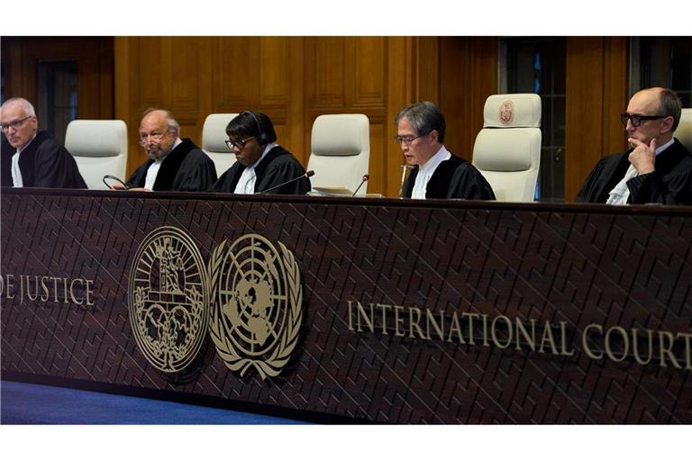 Gerichtspräsident Yuji Iwasawa (2. v. r.) ermahnte Israel unter anderem, "das Verbot des Aushungerns von Zivilisten als Methode der Kriegsführung zu respektieren".