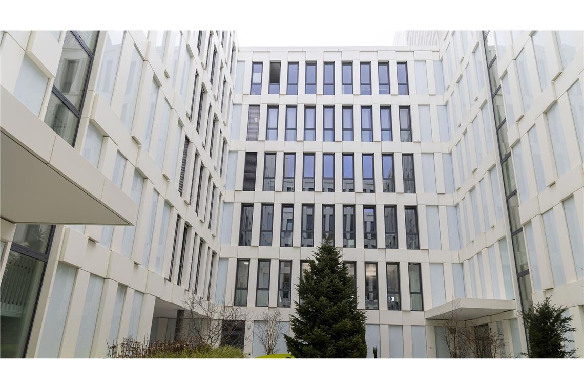 Wenn aus Richtern Dieselmotor-Experten werden Gerichtssaal in anderer Umgebung: In einem der Bürogebäude im Stadtteil Fasanehof im STuttgarter Süden sprechen Richterinnen und Richter des 24. Zivilsenates Recht.
