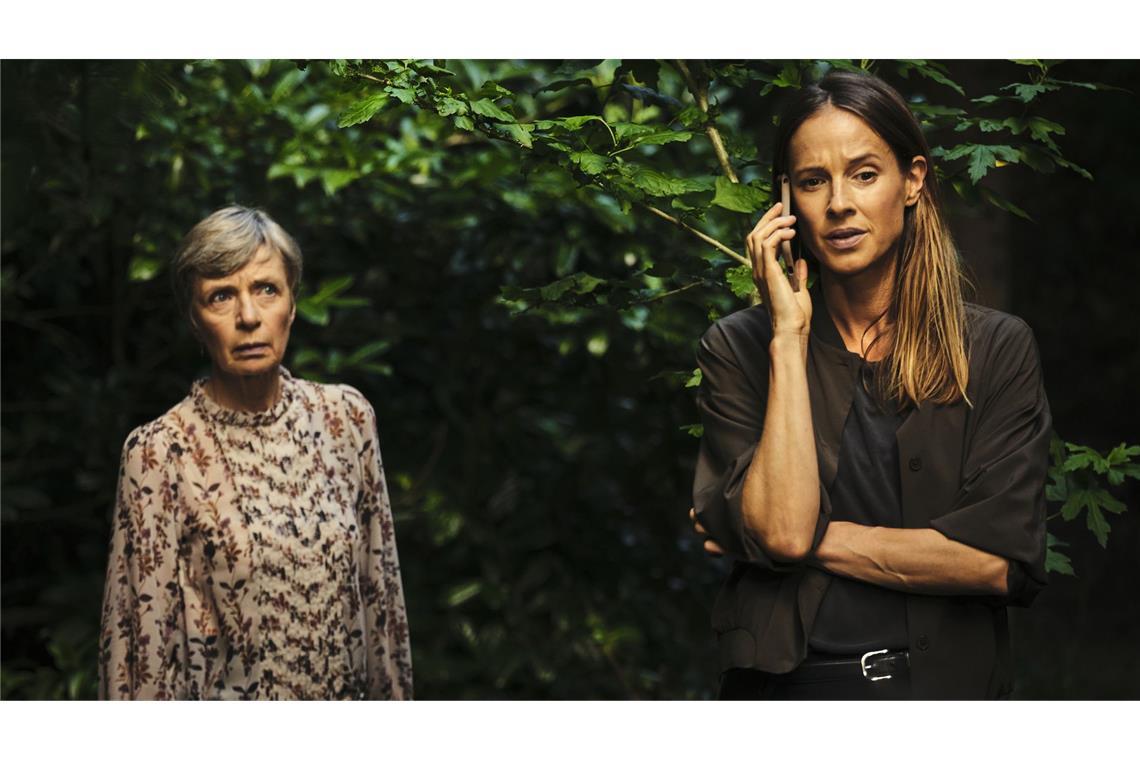 Gerlinde Wagner (Anna Stieblich, li.) ist sicher, dass bei ihren Nachbarn etwas Schlimmes passiert ist, sie will, dass Kommissarin Stern (Lisa Bitter) ermittelt.