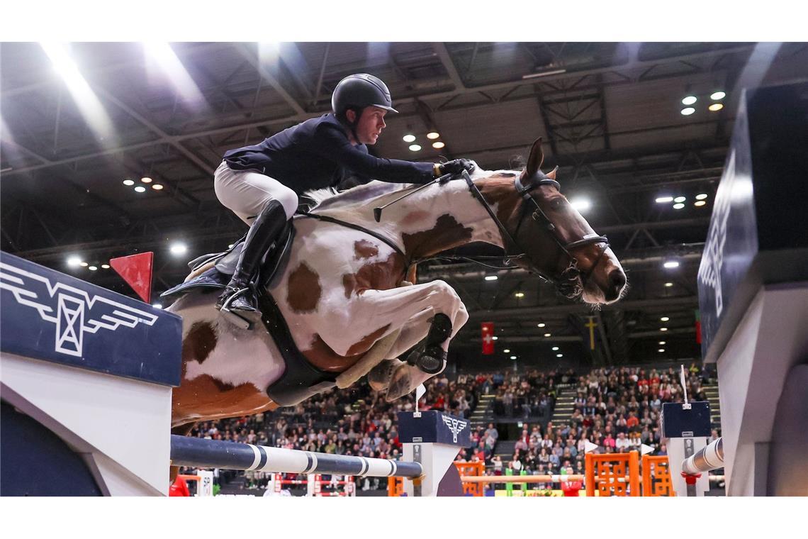 Gerrit Nieberg auf Ping Pong van de Lentamel springt im Ersten Umlauf beim Longines Fei Jumping World Cup in Leipzig.