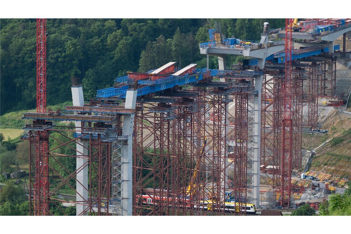 Gerüste sind an der Baustelle einer Hochbrücke zu sehen (Archivbild).