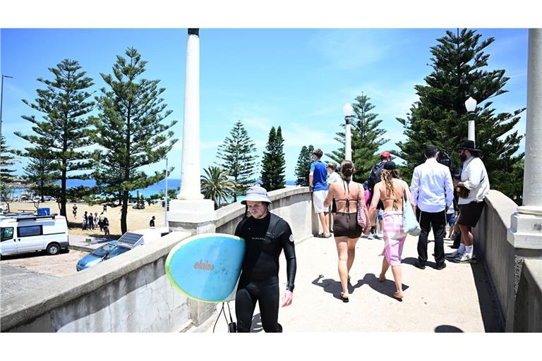 Gesamtansicht des Tatorts am Bondi Beach in Sydney, nachdem der für die Öffentlichkeit zugänglich gemacht wird.