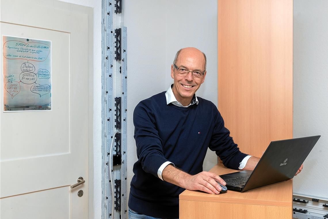 Vorbildliche Organisationsentwicklung Geschäftsführer Thomas Nehr in seinem Büro. Auch aufgrund der Umbauten – die Leitungen werden noch verlegt – musste das Team an der einen oder anderen Stelle flexibel sein. Fotos: J. Fiedler