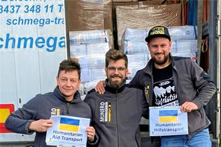 Geschafft: Jonas Oppenländer, Sebastian Krämer und Thomas Pfreundtner (von rechts) vor dem ukrainischen Laster, der mit den über den Verein gesammelten Spenden beladen ist und nun zur Abfahrt bereitsteht. Fotos: privat