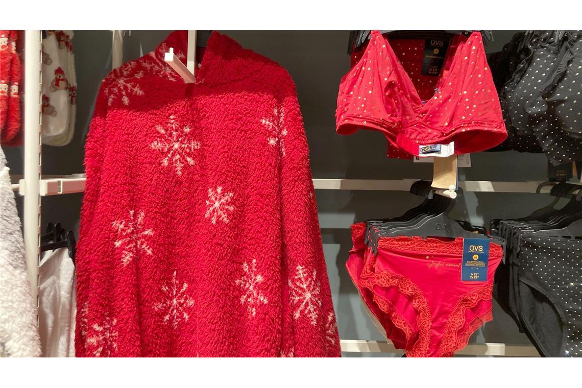 Geschenkte rote Unterwäsche, in der Silvesternacht getragen, soll Glück im neuen Jahr bringen.