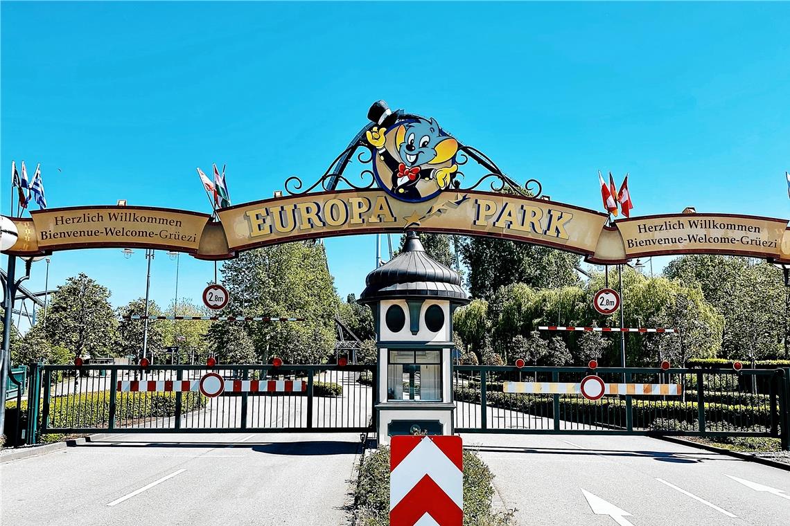 Neue Projekte trotz Park-Enthaltsamkeit Geschlossene Tore – auch Stefan Andter konnte vergangene Woche nur einen Spaziergang um den Europa-Park machen und ein wenig von außen aufs Gelände spickeln, um zu sehen, wie die Bauarbeiten für den Wasserpark Rulantica vorangehen. Fotos: privat