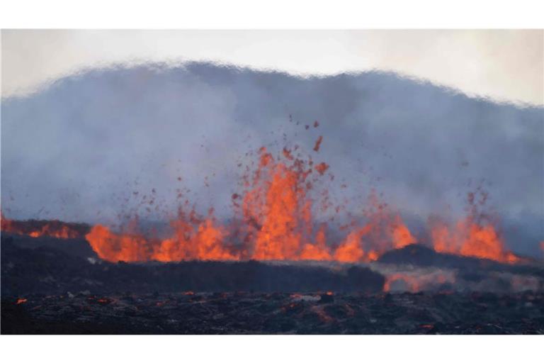Geschmolzene Lava nahe des Fischerorts, wie sie aus der Erde sprudelt