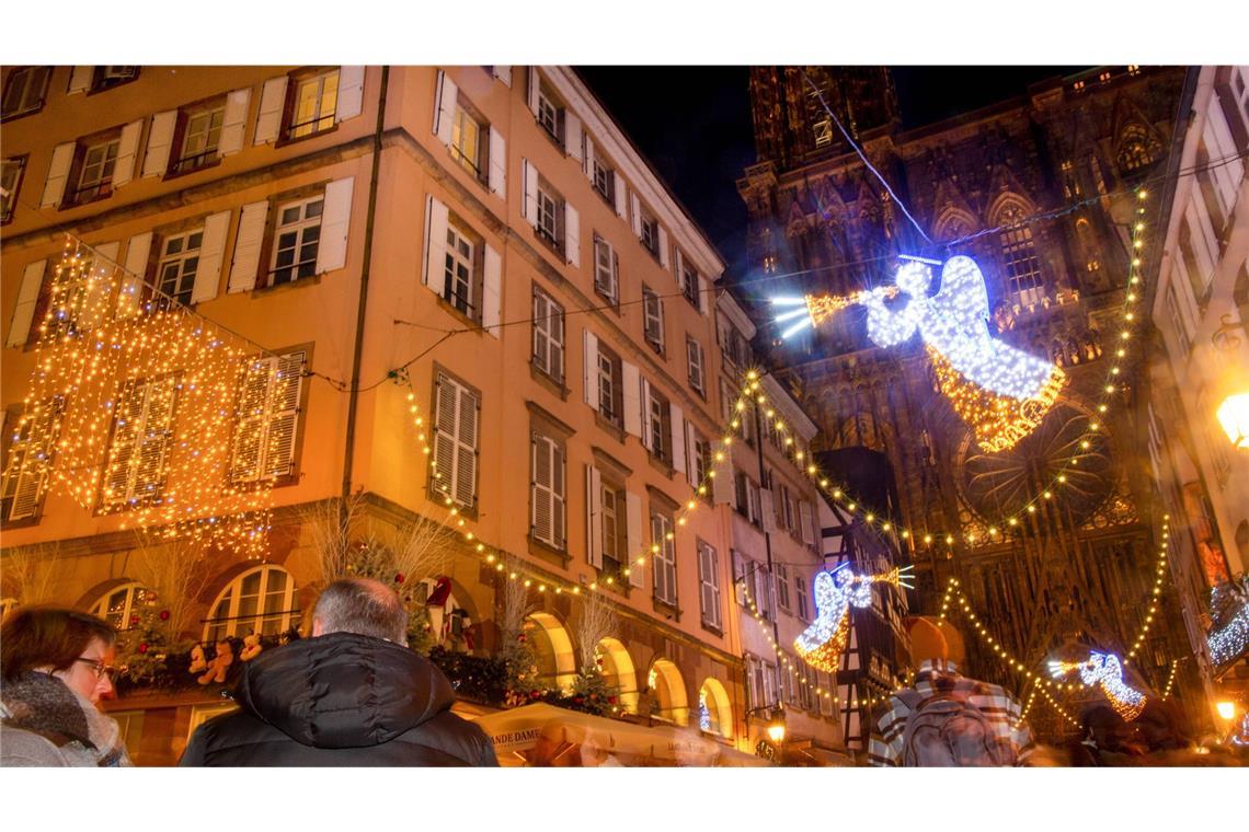 6 Tipps für einen Adventsausflug nach Straßburg Geschmückte Gasse in der Innenstadt mit Blick auf das Straßburger Münster