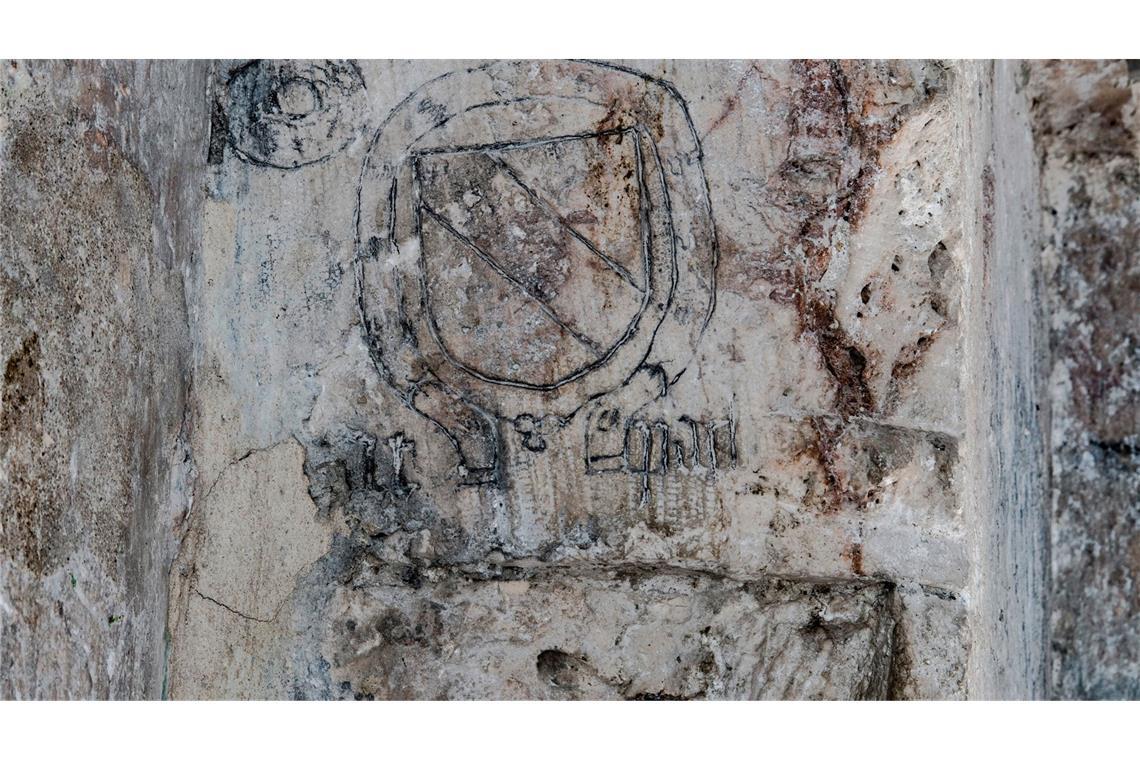 Mittelalterliche Inschriften im Jerusalemer Abendmahlssaal entschlüsselt Geschnitztes Wappen mit der Unterschrift „Altbach“. Dieses Bild ist nahezu identisch mit dem Wappen der gleichnamigen modernen Stadt in Süddeutschlnd