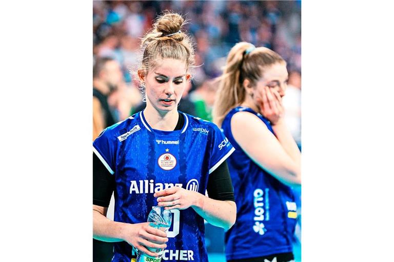 Gesenkter Blick: Zuspielerin Pia Kästner (li.) ist die Enttäuschung deutlich ins Gesicht ­geschrieben.