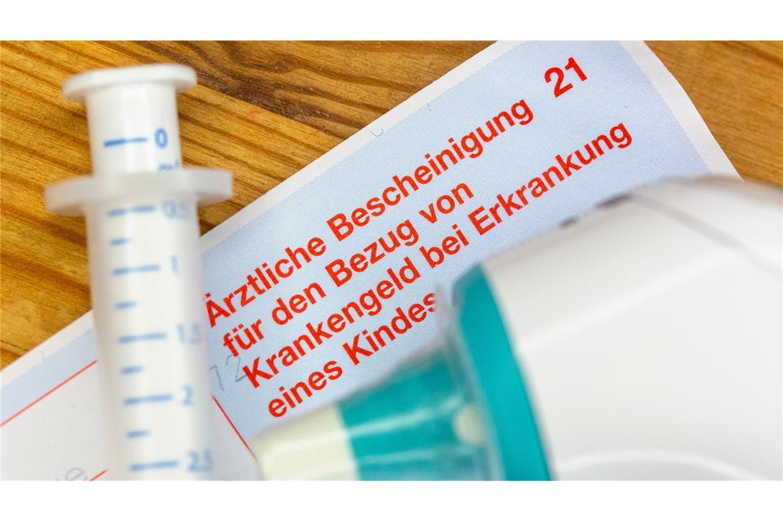 Gesetzlich versicherte Eltern können Krankengeld beantragen, wenn ein Kind unter zwölf Jahren krank ist und sie deshalb nicht zur Arbeit gehen. (Symbolbild)