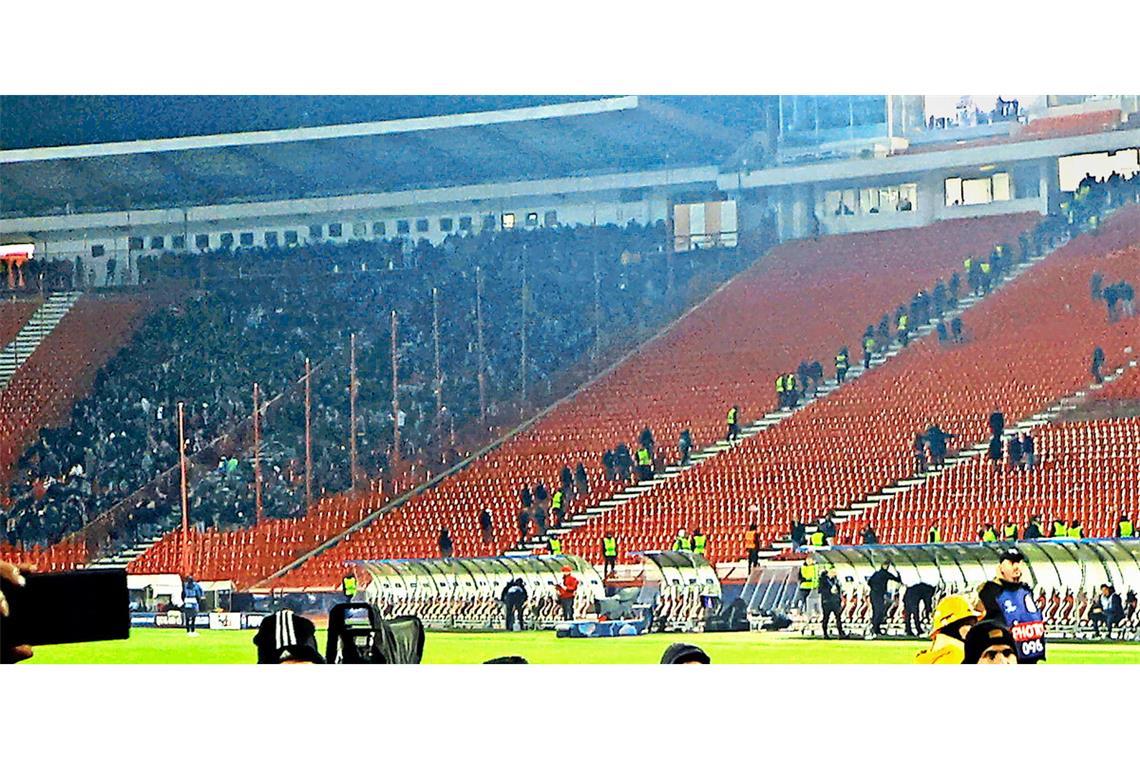 Gespenstische Atmosphäre: Die wenigen Fans des VfB Stuttgart, die ihre Reise zum Spiel bei Roter Stern Belgrad bis ins Stadion geführt hatte.