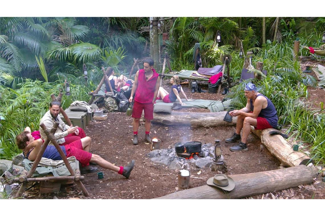 Wer muss als Erstes das Camp verlassen? Gespräche am Lagerfeuer.
