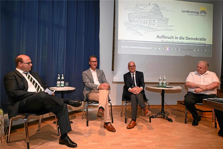 Gesprächsrunde mit (von links): Bürgermeister Armin Mößner, Landrat Richard Sigel, Landkreistag-Hauptgeschäftsführer Alexis von Komorowski sowie Museumsleiter und Heimatgeschichtsforscher Christian Schweizer.Foto: Elisabeth Klaper