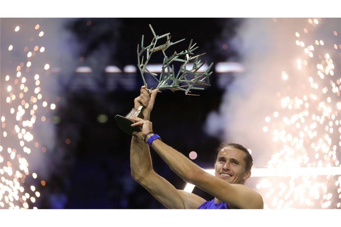 Gruppen ausgelost: Zverev trifft bei ATP Finals auf Alcaraz Gestärkt vom Turniersieg in Paris startet Alexander Zverev als einer der Mitfavoriten bei den ATP Finals in Turin.