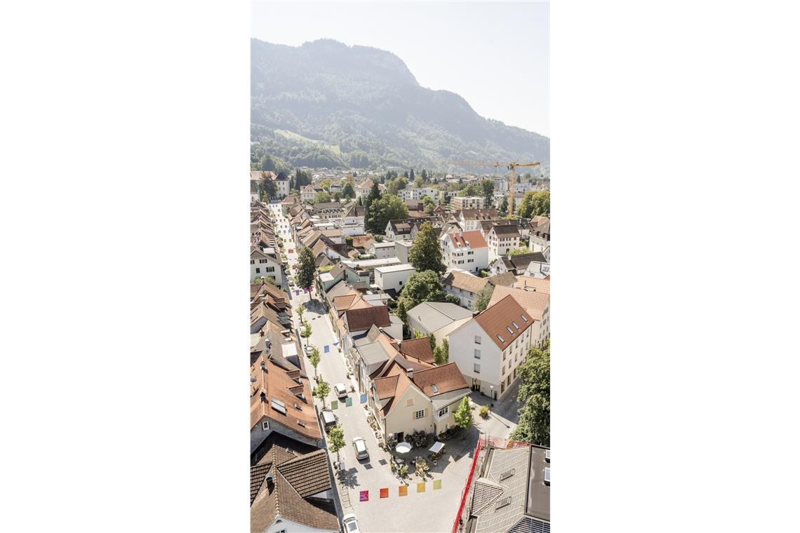 Vom einstigen Lost Place zum preiswürdigen Wohnhaus Gestaltungspreis-Gewinner: Bestandsbauten in Hohenems im Vorarlberg in Österreich wurden saniert und das Viertel verschönert und aufgewertet. Verschiedene Architekturbüros wurden vom Bauherren Schadenbauer Projekt- und Quartiersentwicklung mit der Sanierung der Stadtmitte von Hohenems beauftragt.