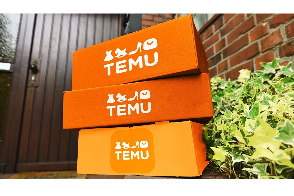 Gestapelte Pakete vom chinesischen Versandhändler Temu. EU-Staaten arbeiten an einer Umsetzung von Zöllen auf kleine Pakete aus China (Symbolfoto).