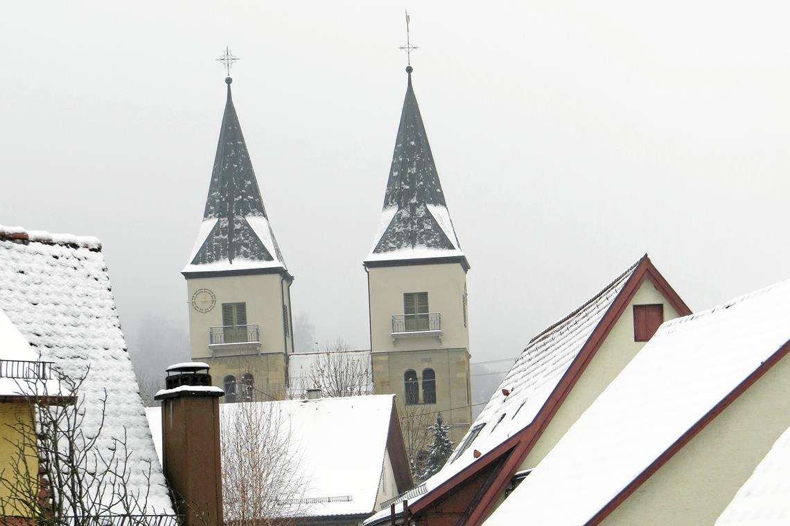 Die Hoftankstelle wird erneuert Gestern gab es für die Mitarbeiter des Bauhofs einiges zu tun, als in der Nacht von Montag auf Dienstag einige Zentimeter Schnee fielen. Der erhellte die Dächer etwas, war aber schwer und nass und schickte sich an, schnell wieder den Aggregatzustand zu wechseln. Foto: C. Schick