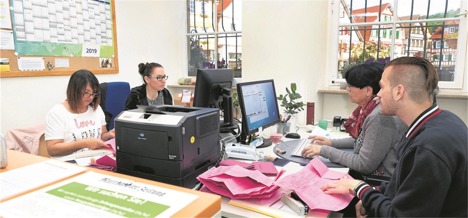 Gestern war Hochbetrieb in Murrhardts Amtstuben, um die Ergebnisse der Gemeinderats- und Kreistagswahl zu ermitteln – hier zwei fleißige Teams im Rathaus.Foto: J. Fiedler