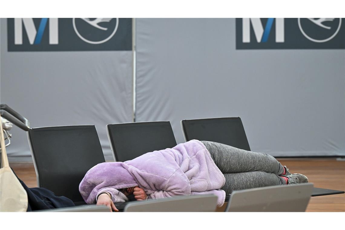 Verdi-Forderungen 2025: Um was geht es beim Streik? Gestrandete Reisende am Flughafen München.