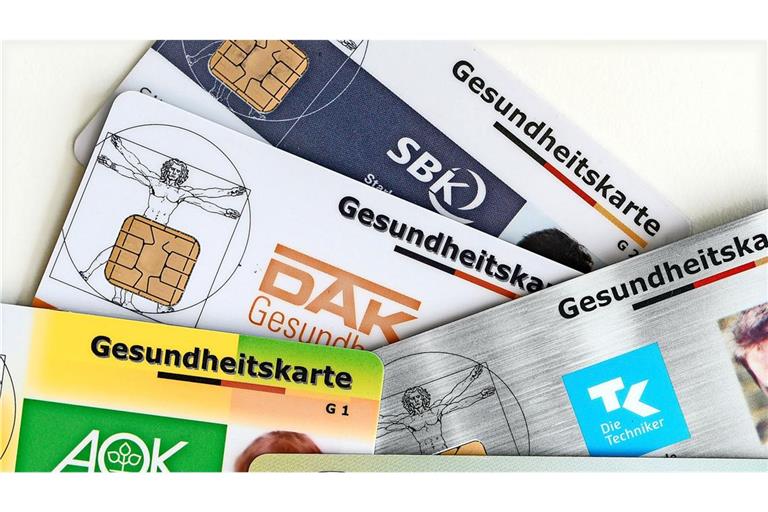 Gesundheistkarten verschiedener Krankenkassen (Symbolbild).