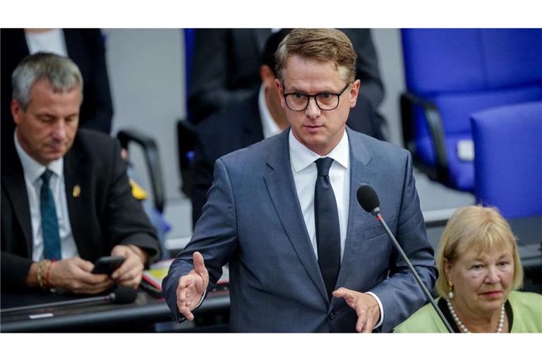 Gesundheitsminister Carsten Linnemann (CDU) hat die Forderung des Koalitionspartners SPD nach einer Deckelung der Eigenanteile bei der Pflege kategorisch zurückgewiesen (Archivfoto).