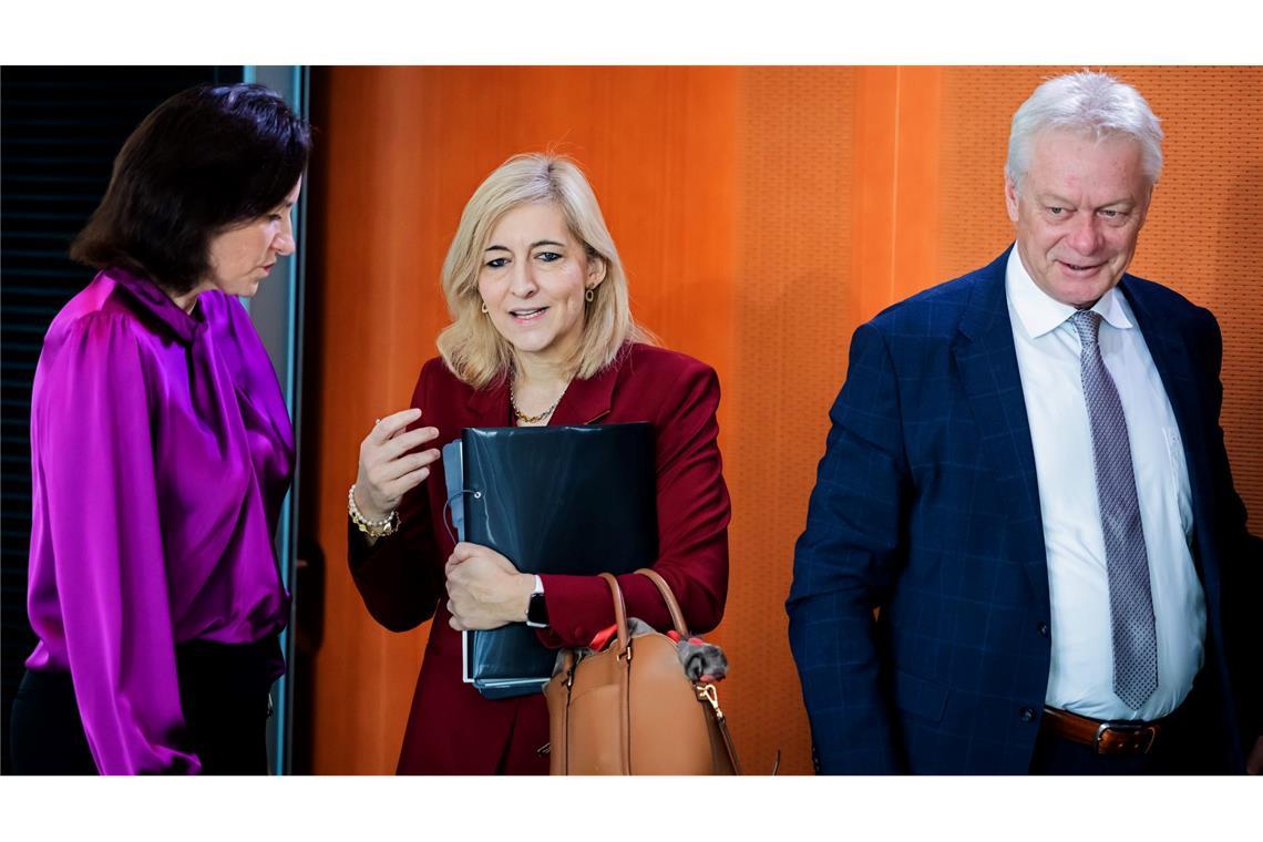 Gesundheitsministerin Nina Warken (CDU, mitte) brachte die Gesetzesänderung ins Kabinett ein.