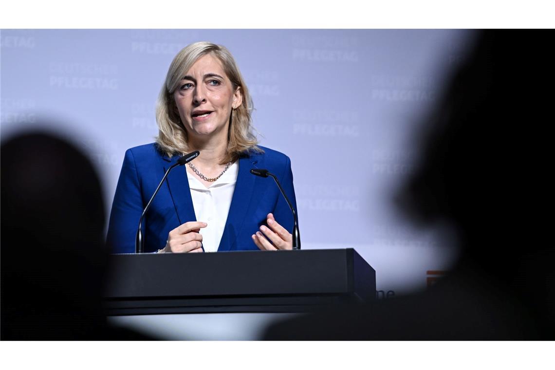 Gesundheitsministerin Nina Warken (CDU) will die Kosten im Gesundheitssystem begrenzen (Archivbild)