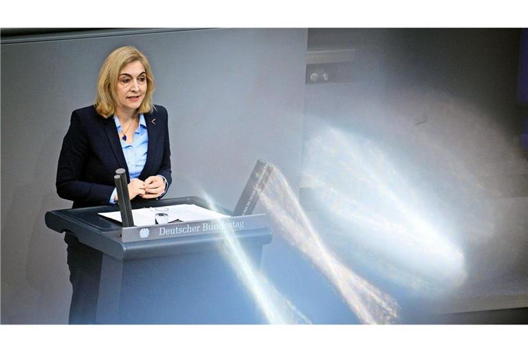 Gesundheitsministerin Nina Warken. Das Bundeskabinett bringt ein Sparpaket zur Entlastung der Krankenkassen auf den Weg (Archivfoto).