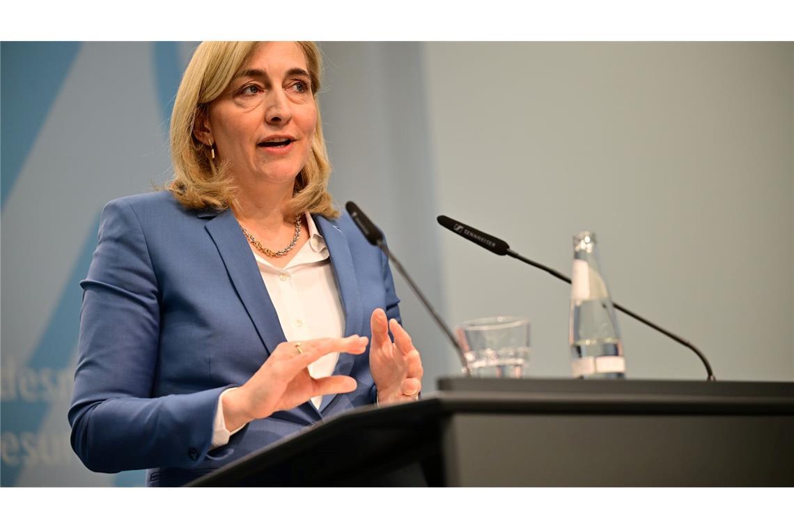 Gesundheitsministerin Nina Warken kündigt zahlreiche Einschnitte an.