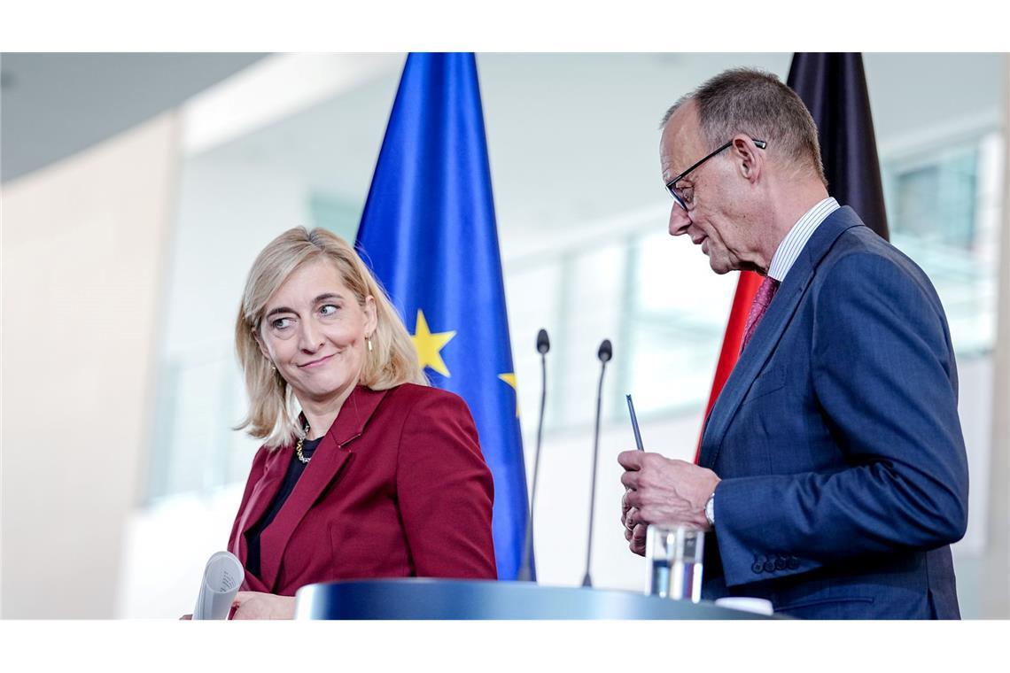 Gesundheitsministerin Nina Warken plant Milliarden-Einsparungen bei Gesundheitskosten.