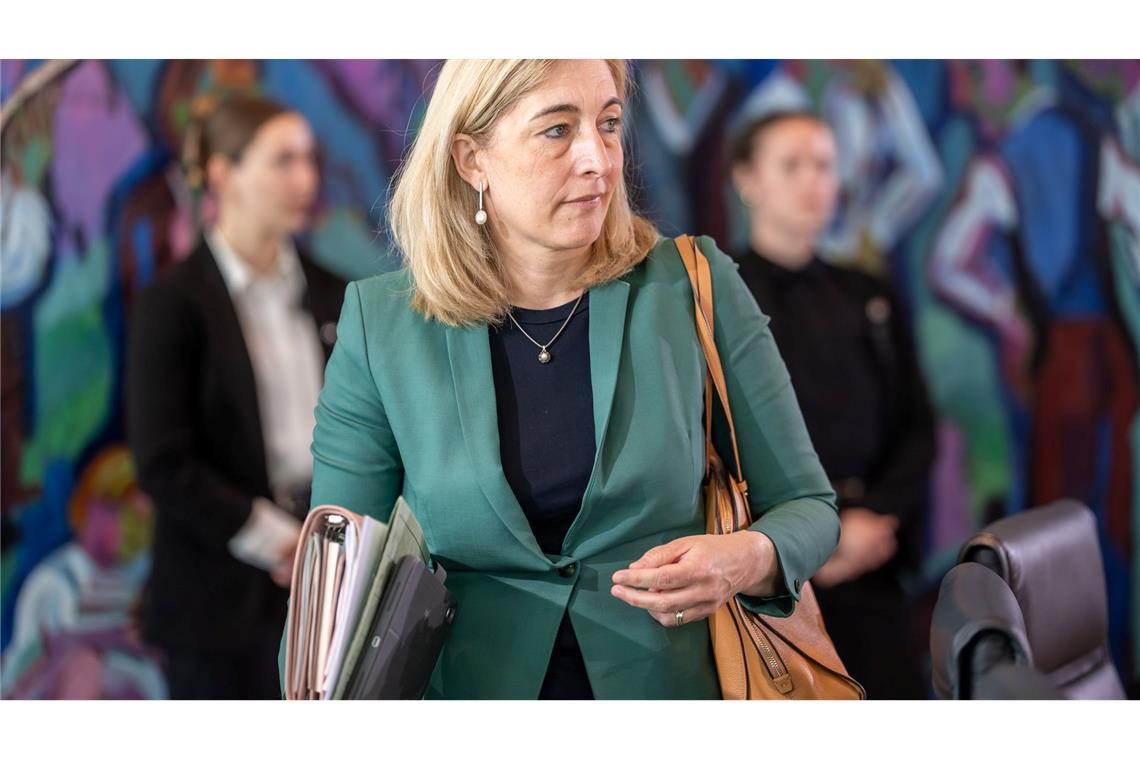 Gesundheitsministerin Warken bringt ihr Sparpaket in Bundestag und Bundesrat.