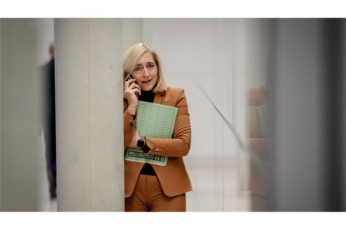 Gesundheitsministerin Warken plant eine große Pflegereform. (Archivbild)