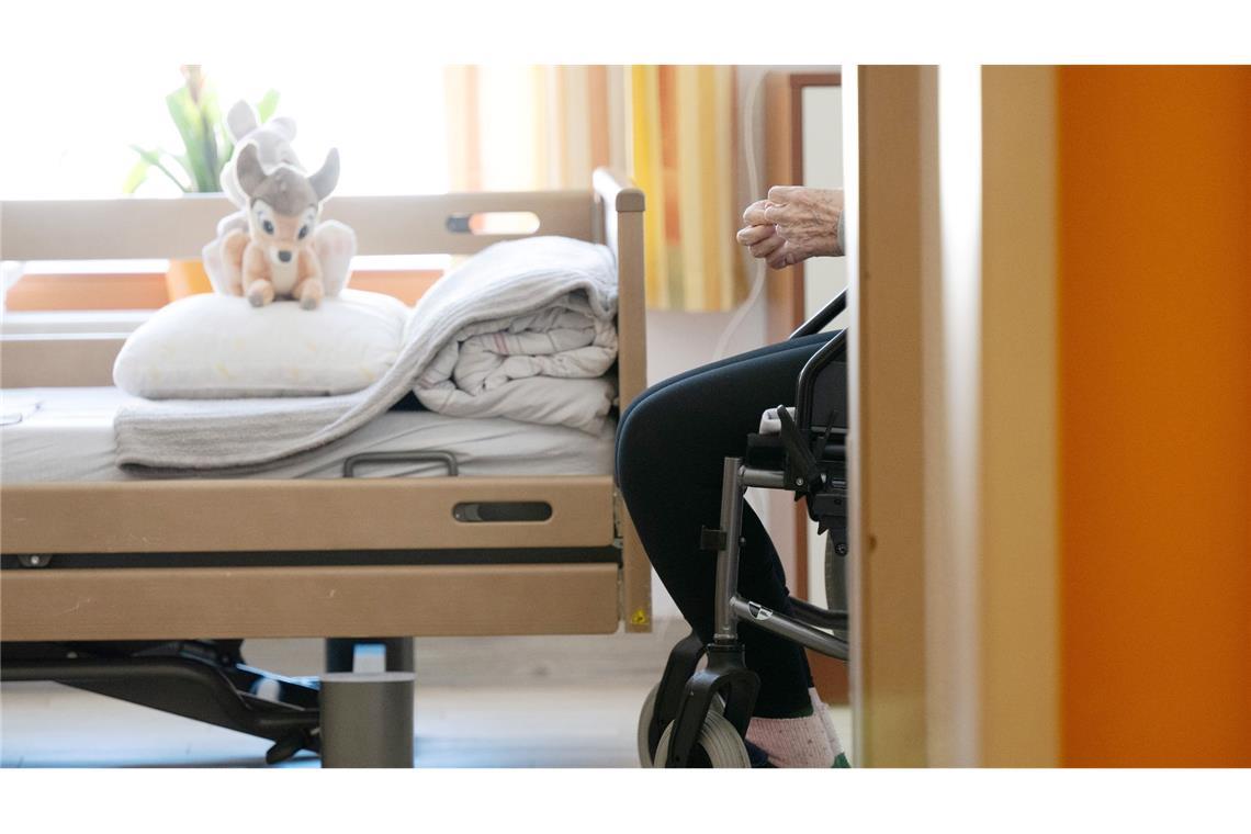 Gesundheitsministerin Warken stehen bei Pflegereform schwierige Verhandlungen bevor. (Archivbild)