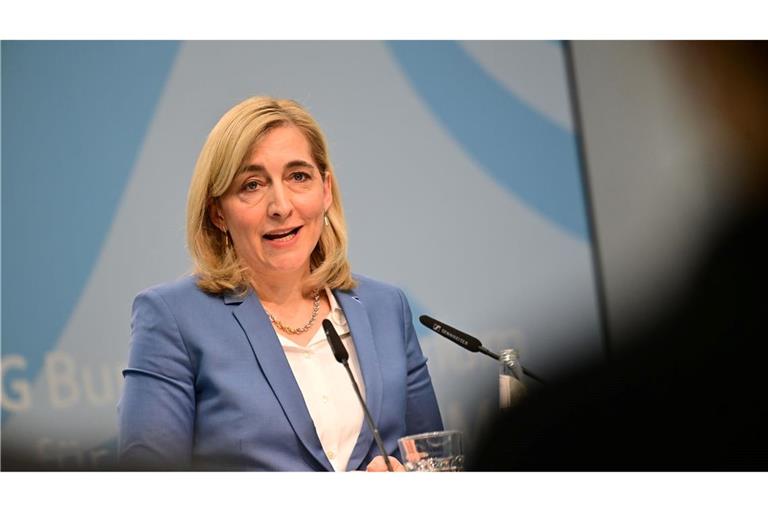 Gesundheitsministerin Warken will ihr Sparpaket durchs Kabinett bringen. (Archivbild)