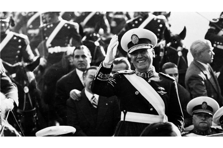 Gewährte NS-Kriegsverbrechern Zuflucht: Der argentinische  Präsident Juan Domingo Peron (Mi.) im Jahr 1950 in Buenos Aires.