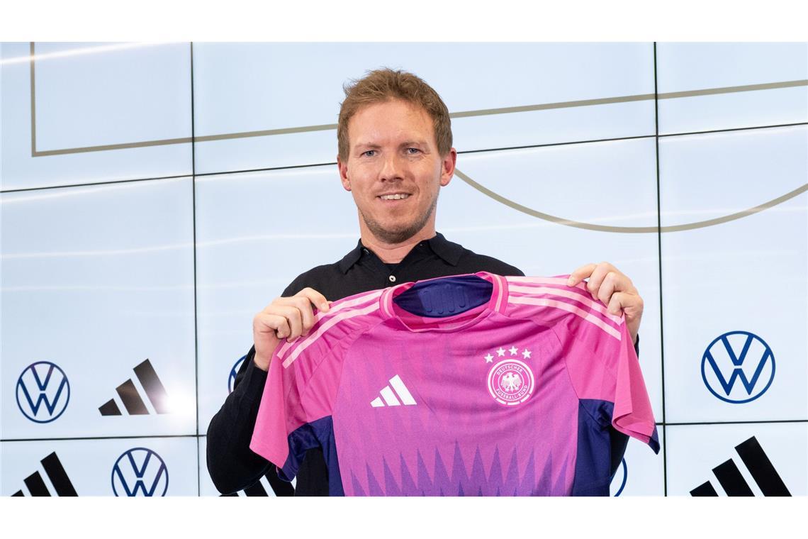 Dubai sein ist alles - oder? Was dieses Jahr angesagt war Gewagte Farben? Bundestrainer Julian Nagelsmann präsentierte schon im März das pinkfarbene EM-Trikot des DFB-Teams. (Foto: Archiv)